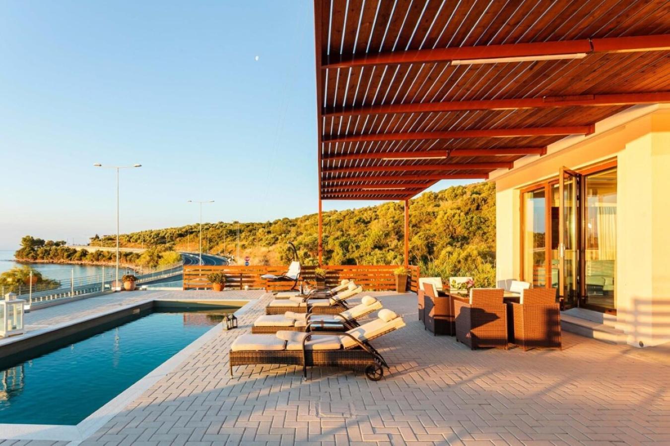 Seaside Summer Bliss - Aurora Luxury Pool Paradise Petalídhion 외부 사진